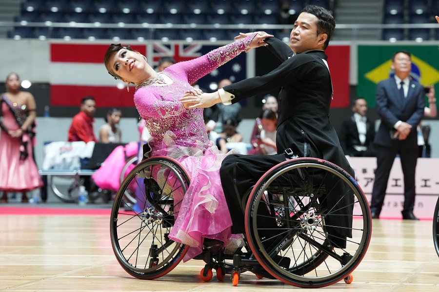 車いすダンサーが躍動するパラダンススポーツ 障害者と健常者の垣根を超えた競技の魅力 | 未来コトハジメ