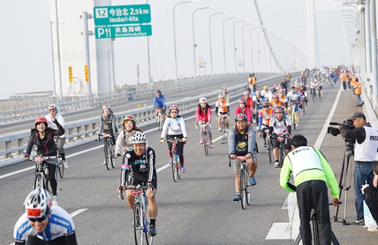 高速道路を開放して行われた「サイクリングしまなみ2014」(写真提供:愛媛県)