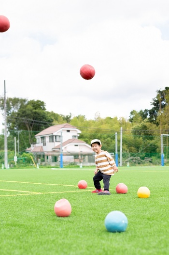 小さいバランスボールは子どもたちのお気に入りだ。なお同園では「ソフトジム」(イタリアのレードラプラスティックが開発、日本での輸入総販売代理店はギムニク)という製品を使っている