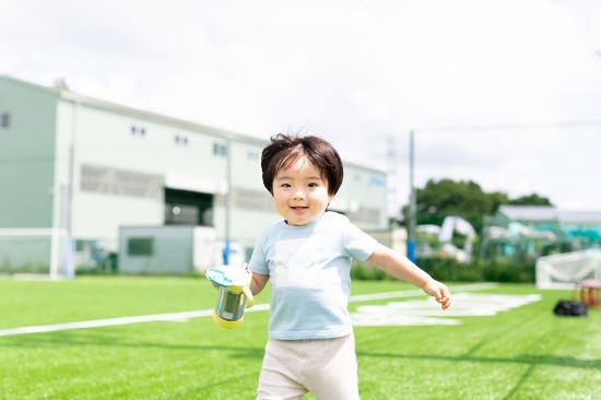 整備が行き届いた人工芝のグラウンドであれば、子どもものびのび走り回りやすい