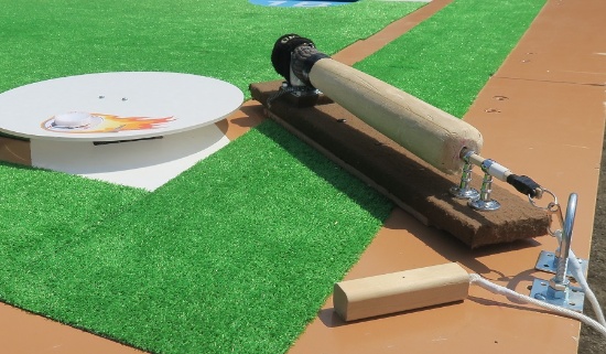 ひもを引けばバットが回る仕組みは、障害のある野球好きの少年のために発明された（写真：栗田洋子）