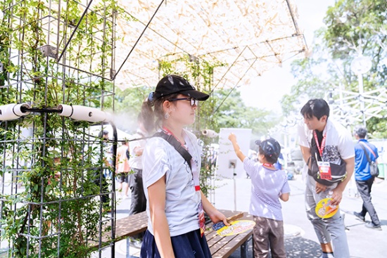 大井ホッケー競技場そばに設置された植栽型ミストで涼む観客