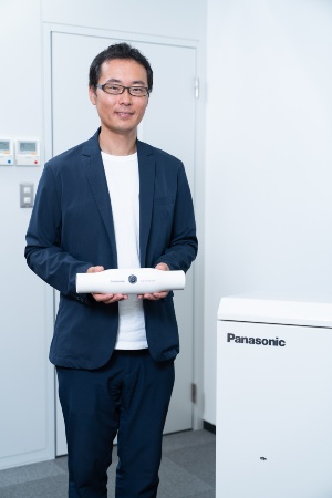 フレキシブルな施工が可能な「グリーンエアコンFlex」の機器を紹介する尾形雄司氏