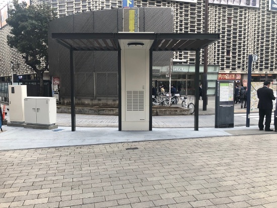 新橋駅前のSL広場に設置された常設型の「グリーンエアコン」。気象予報情報と連動し、ミスト噴霧の強度を変えるといった自動制御の機能も搭載している(写真提供:パナソニック)