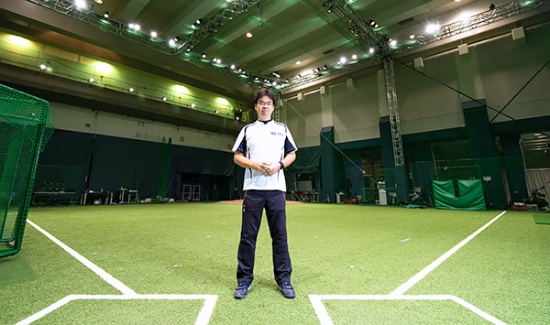 スマートブルペンに立つ柏野氏。同氏はプロジェクトのメンバーである桑田真澄氏の草野球チームで投手を務めており、自身のデータも計測して実験に役立てている(写真撮影:吉成 大輔)