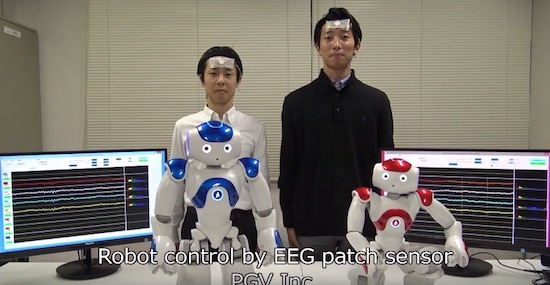 (写真7)パッチ式脳波センサーからの脳波にあわせてロボットを遠隔操作。動きのキレ味は高い(PGVの公開動画より)
