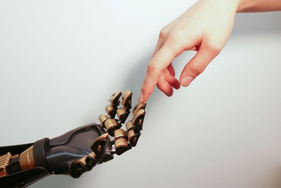 (写真4)バオ教授による電子皮膚。圧力センサーによって触覚を与えようとしている(出典:米スタンフォード大学)