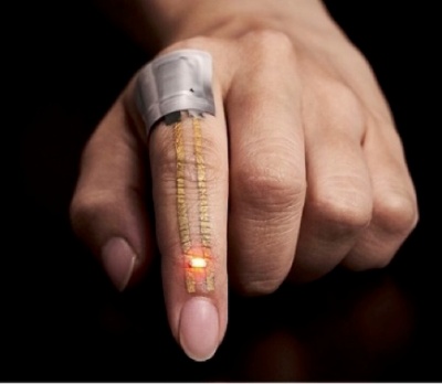 （写真2）2017年7月に開発した皮膚貼り付け型ナノメッシュセンサー