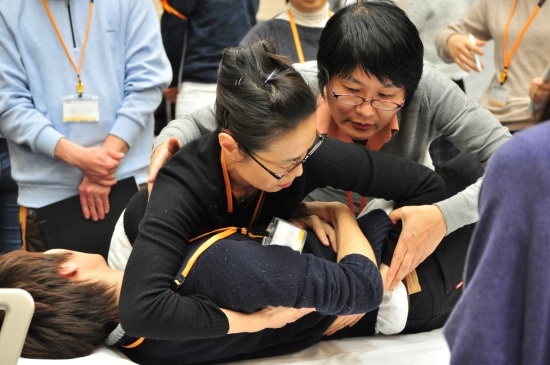 ユマニチュード研修を行う日本の第一人者、本田美和子医師(右、国立病院機構 東京医療センター 総合内科 医長)