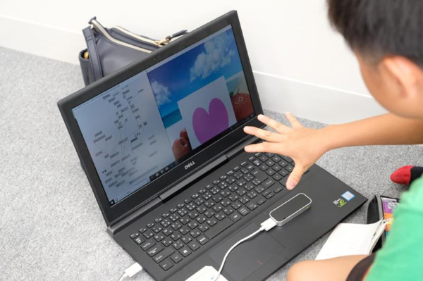 キッズプログラマーが考案している様子。Leap Motionが手の動きを拾ってハートを動かす