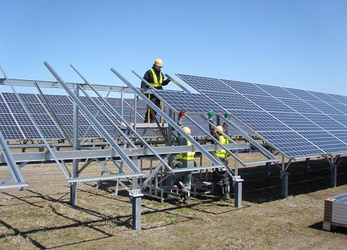 冬場の土壌凍結に備えた杭基礎工法 夏は涼しい北海道・白糠のメガソーラー - 探訪 - メガソーラービジネス : 日経BP