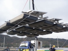 岸和田市の池に大和リースがメガソーラー 地上で組みクレーンで浮かべる工法を採用 ニュース メガソーラービジネス 日経bp