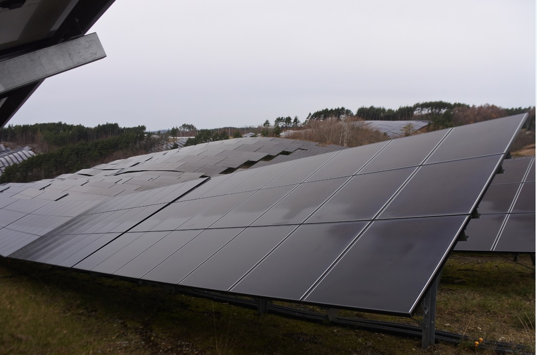 軽米町に稼働した国内最大「山間メガソーラー」、高速道挟んで130MW