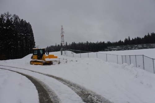 大型重機3台を常備して除雪 七戸町のメガソーラー 探訪 メガソーラービジネス 日経bp