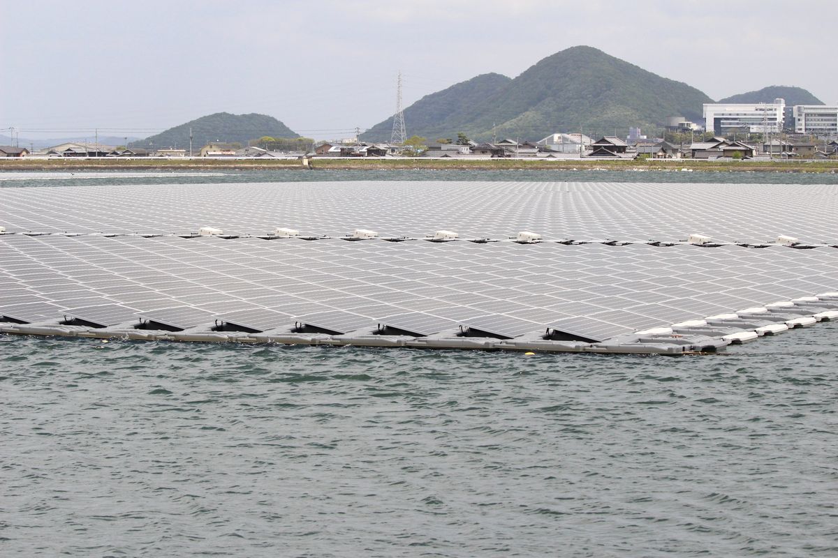 1つの池に2つの水上メガソーラー、高松市の「小田池」 - 探訪 - メガ