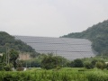 兵庫・権現ダムの「堤体メガソーラー」、20度以上の急斜面での試行錯誤