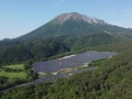 鳥取大山の麓にメガソーラー稼働、両面発電で冬も好調
