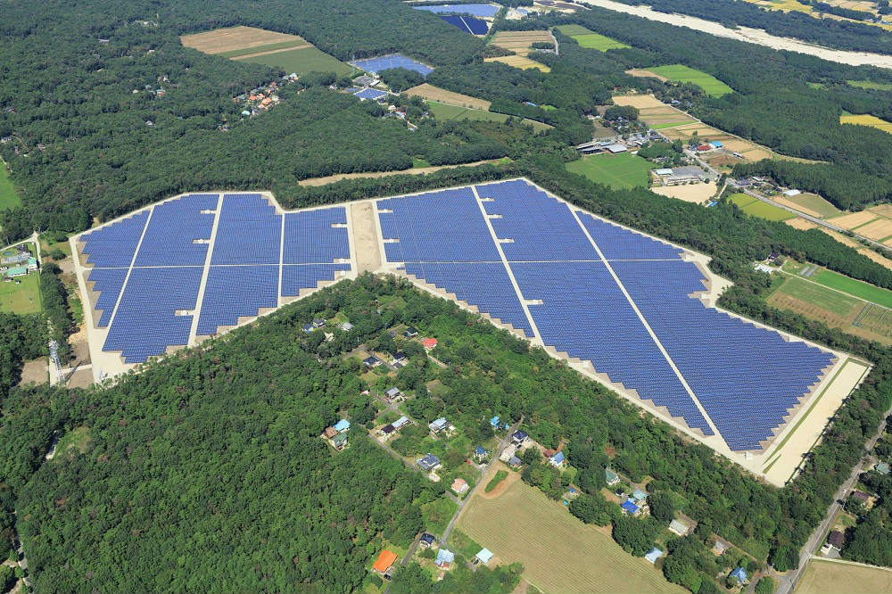 図1●完成直後の「那須塩原ソーラー発電所」。外周林に囲まれている