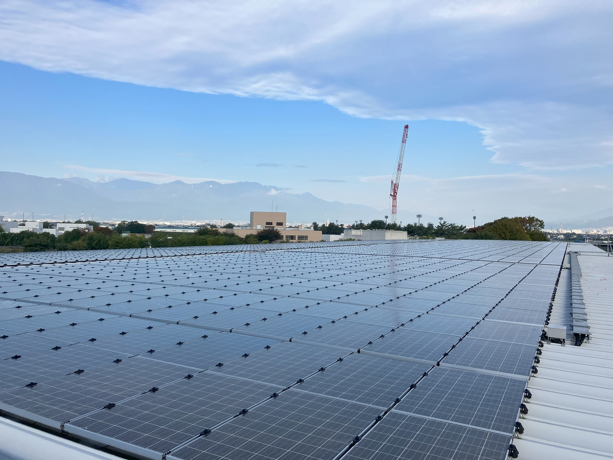 猛暑の甲府盆地で10年、屋根上メガソーラーに見る「堅実なO&M」 - 探訪