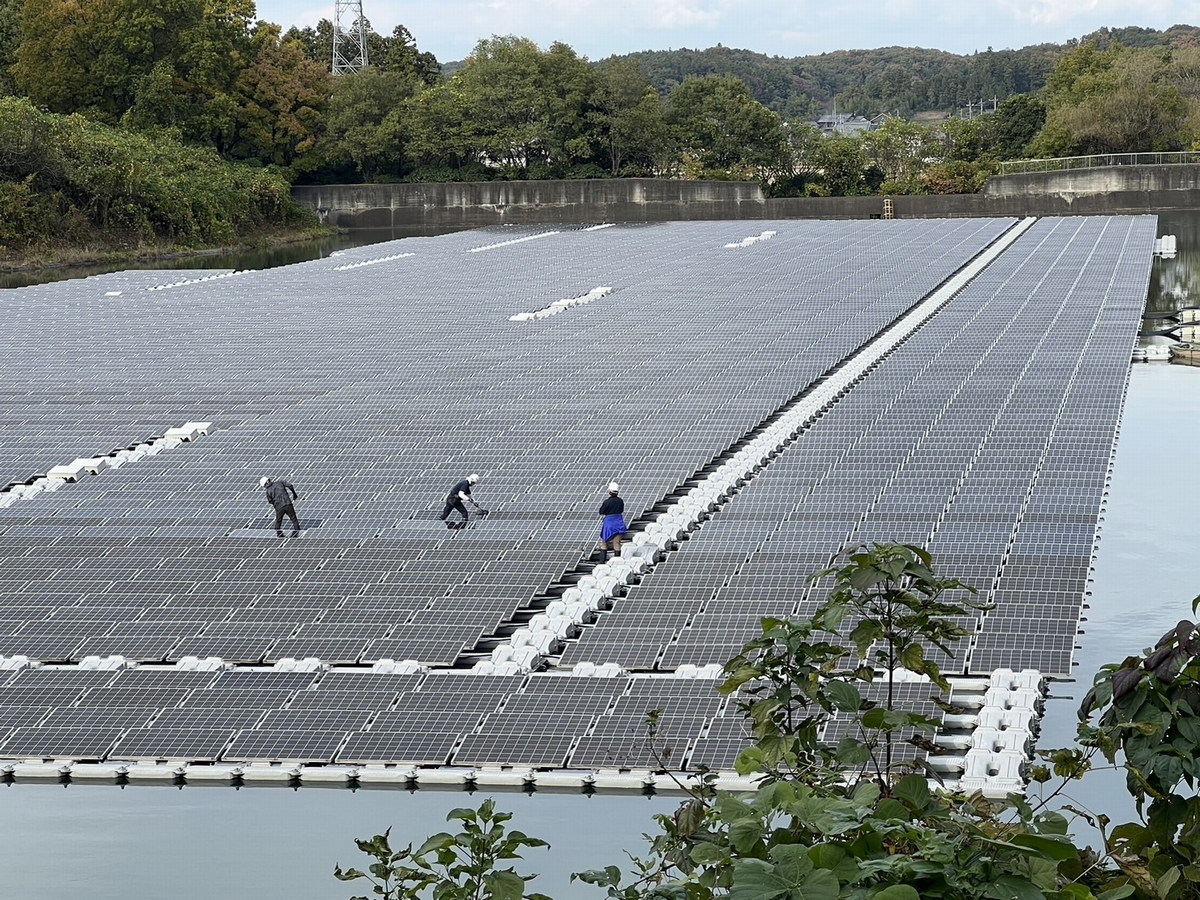 池の水でパネル洗浄も、水上太陽光に特化した太陽グリーンエナジー