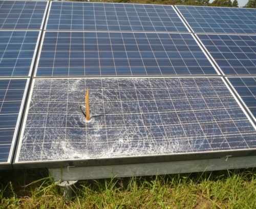 千葉の太陽光被災 その2 まるで やり投げ 飛んできた屋根材が太陽光パネルを突き破る トラブル メガソーラービジネス 日経bp 千葉の太陽光被災 その2 まるで やり投げ 飛んできた屋根材が太陽光パネルを突き破る トラブル メガソーラービジネス 日経bp
