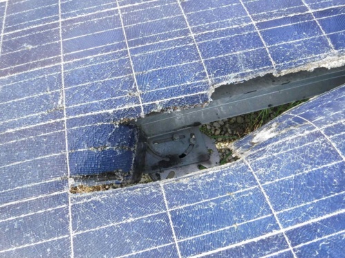 焦げて 大きく裂けた太陽光パネル 原因は 導通不良 と 影 トラブル メガソーラービジネス 日経bp 焦げて 大きく裂けた太陽光パネル 原因は 導通不良 と 影 トラブル メガソーラービジネス 日経bp