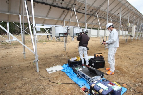 図●小型パワコンの状況を確認する作業のイメージ(今回とは異なる発電所における様子)