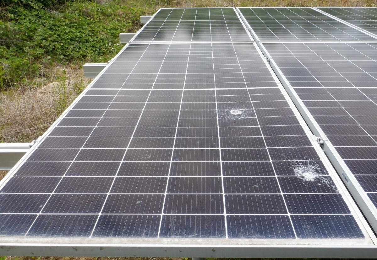 原因はゴルフボール、数十枚の太陽光パネルが割れる - トラブル - メガ