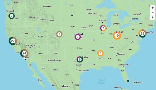 図1●アマゾンが米国で開発した再エネプロジェクトの件数（紫色：大規模風力、黄色、大規模太陽光、黄土色・緑色：屋根置き型太陽光発電）