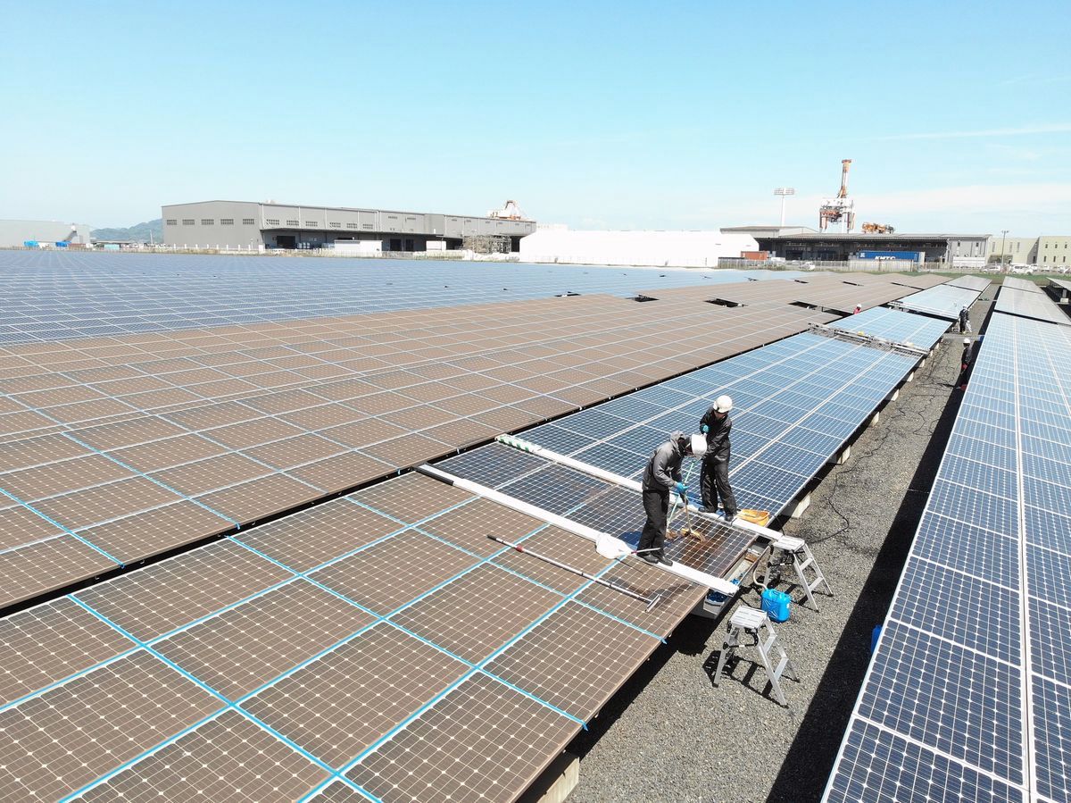 工業地帯の太陽光を悩ませる「鉄粉の固着」、独自手法でスッキリ除去