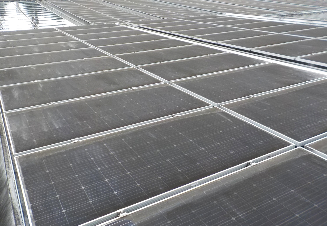 工場の屋根上太陽光に多い「油汚れ」、洗浄後に発電量3倍も - 特集