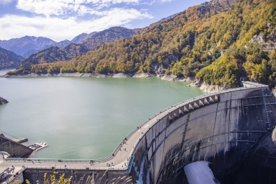関西電力は「再エネECOプラン プレミアム」で水力発電の電力をCO2排出ゼロとして提供している。写真は黒部ダム