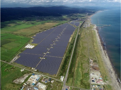 図6●蓄電池を併設した「ソフトバンク八雲ソーラーパーク」