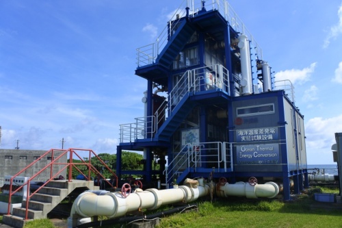 図1●沖縄県の久米島で稼働する海洋温度差発電の実証設備