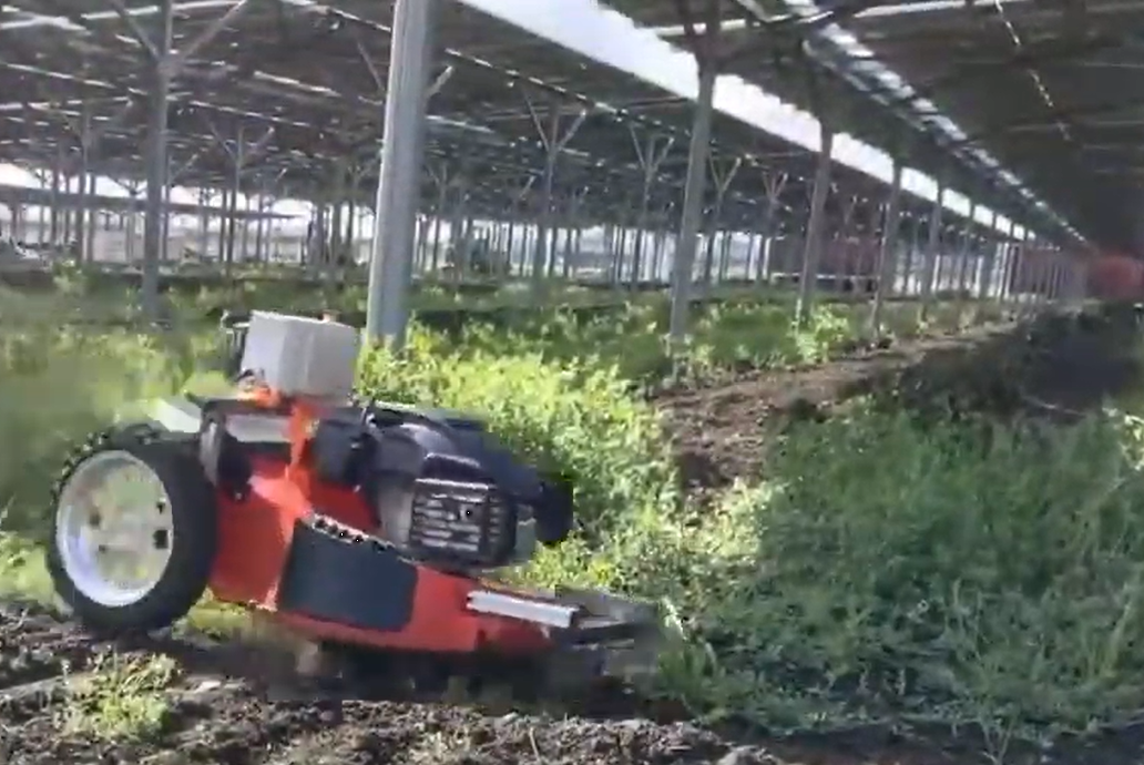 刈る頻度を細かく調整 太陽光向け ロボット草刈り に位置情報を活用 特集 メガソーラービジネス 日経bp