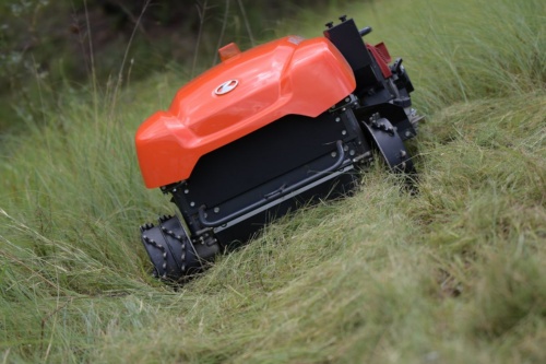 太陽光パネルの下 40度の急斜面も除草できるラジコン型草刈機 特集 メガソーラービジネス 日経bp 太陽光パネルの下 40度の急斜面も除草できるラジコン型草刈機 特集 メガソーラービジネス 日経bp