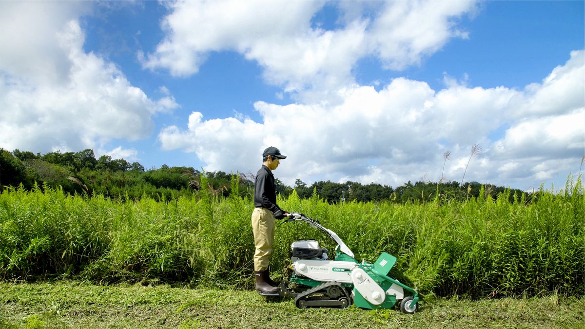背の高い多年草も粉砕、狭いアレイ間や営農型に向いた手押型草刈機