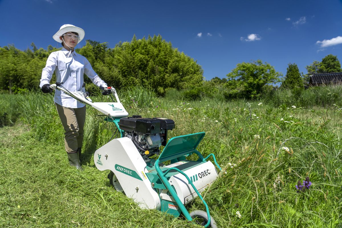 背の高い多年草も粉砕、狭いアレイ間や営農型に向いた手押型草刈機