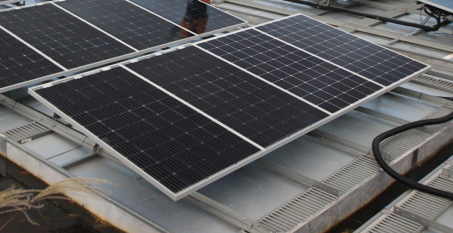 水を抜く池」で低圧・水上太陽光、「両面発電」「パネル毎監視」も採用 