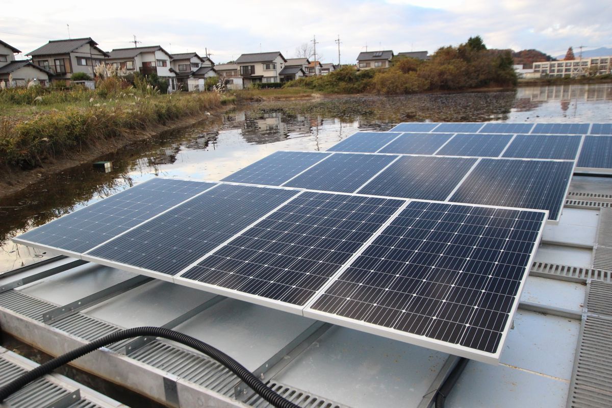 水を抜く池」で低圧・水上太陽光、「両面発電」「パネル毎監視」も採用 