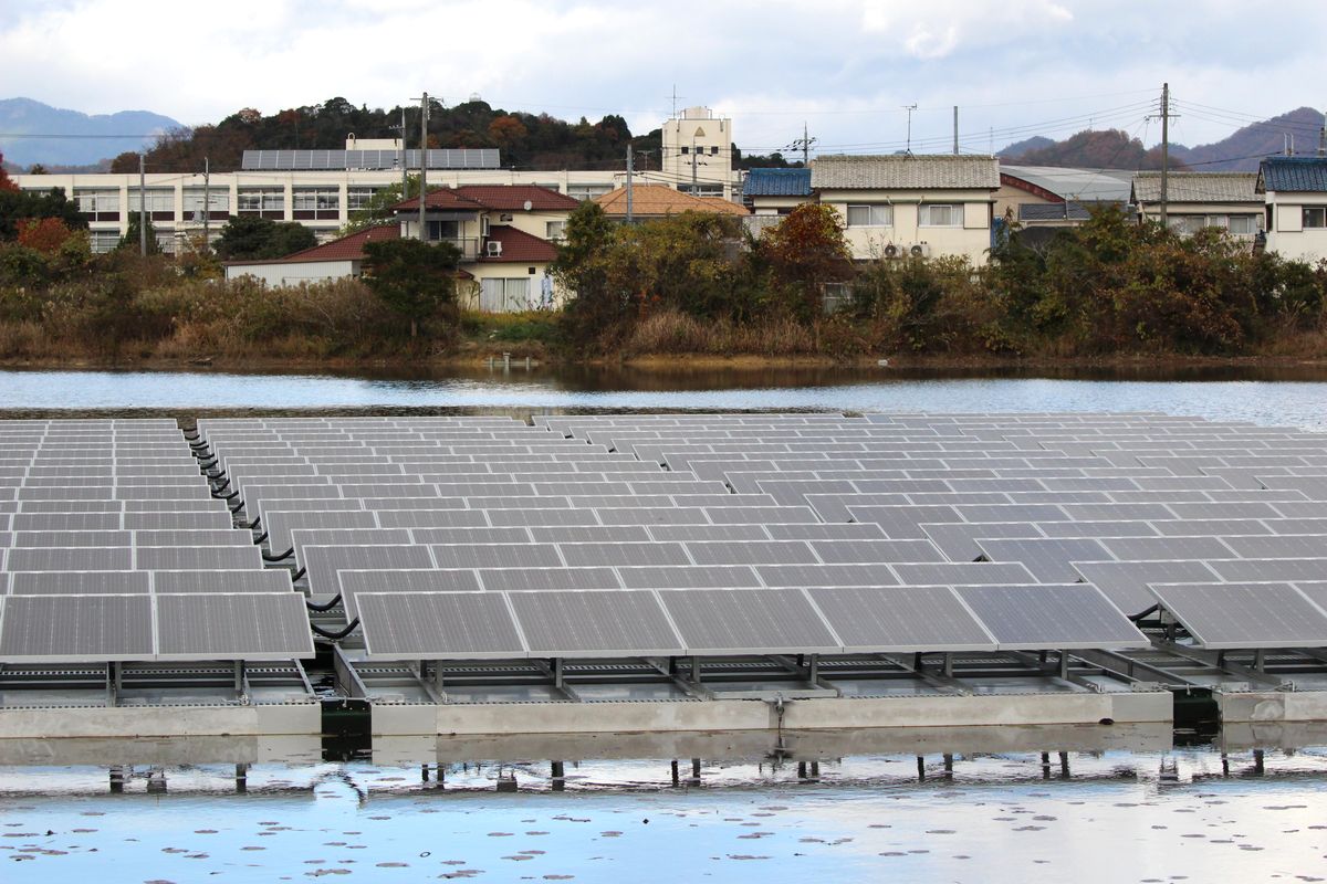 着床してもok 土木の知見で開発された異色の水上太陽光フロート 特集 メガソーラービジネス 日経bp