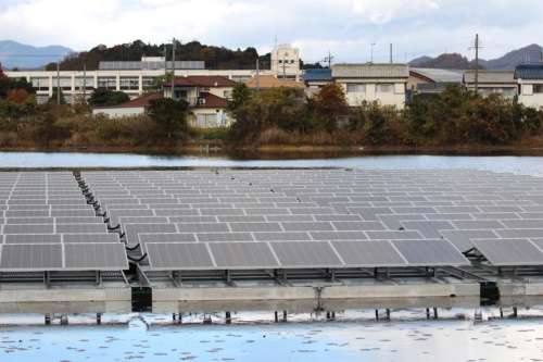 着床してもok 土木の知見で開発された異色の水上太陽光フロート 特集 メガソーラービジネス 日経bp