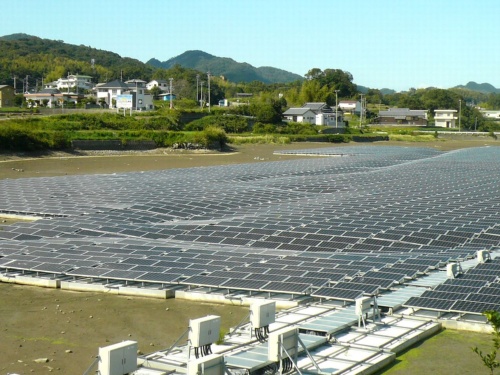 着床してもok 土木の知見で開発された異色の水上太陽光フロート 特集 メガソーラービジネス 日経bp