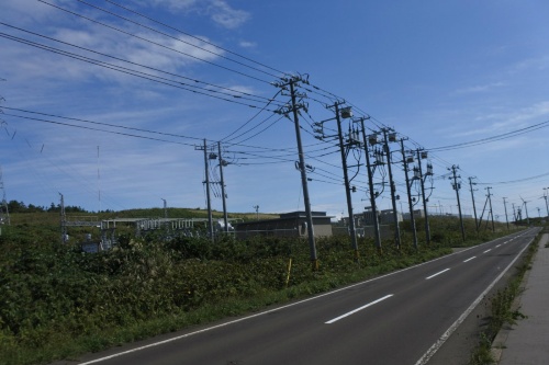 図6●北電の松前変電所と松前町に向かう高圧配電線