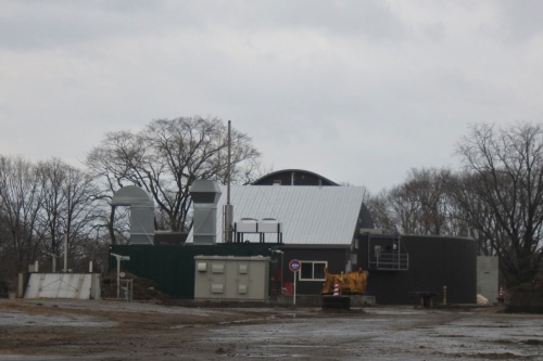 図10●八雲町で稼働中のバイオガス発電施設。蓄糞をメタン発酵させて可燃性ガスを取り出す