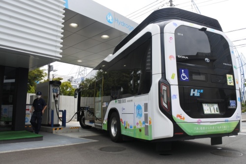 図15●「新砂水素ステーション」で充填する都営の燃料電池バス