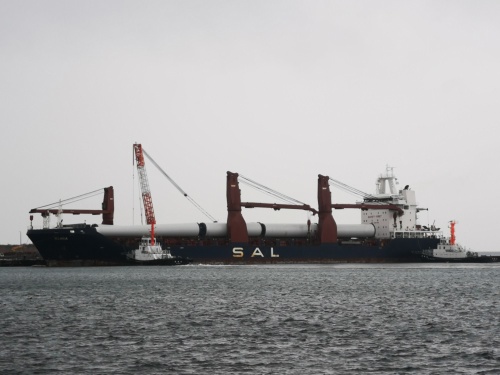 図4●2021年12月に風車部材であるタワー11本を積載した第1船が中国・太倉港から秋田港に到着した