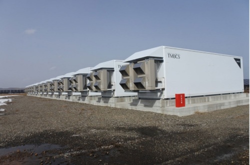 TMEICが構築した約52MWの国内最大規模の蓄電池システム。北海道八雲町のメガソーラーに併設した