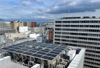 自社ビル屋上の太陽光パネル