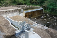 小野草水力発電所の取水口と沈砂池
